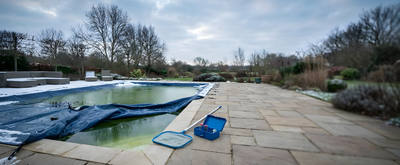Piscine verte en hiver : que faire pour retrouver une eau claire