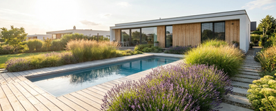 Idées de terrasse autour d'une piscine pour un jardin moderne