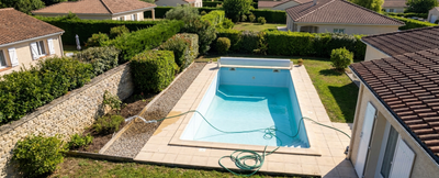 Comment vider sa piscine : techniques et réglementation en France