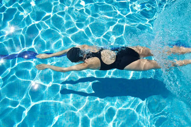 Sécurité piscine à Lyon : Respect des normes et équipements indispensables